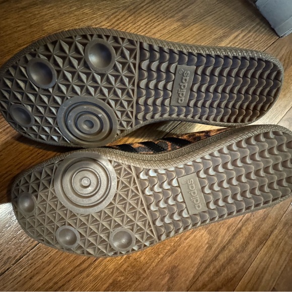 Leopard sneakers. Reps. Excellent quality,never worn. Fits like a 7.5 - Picture 3 of 3